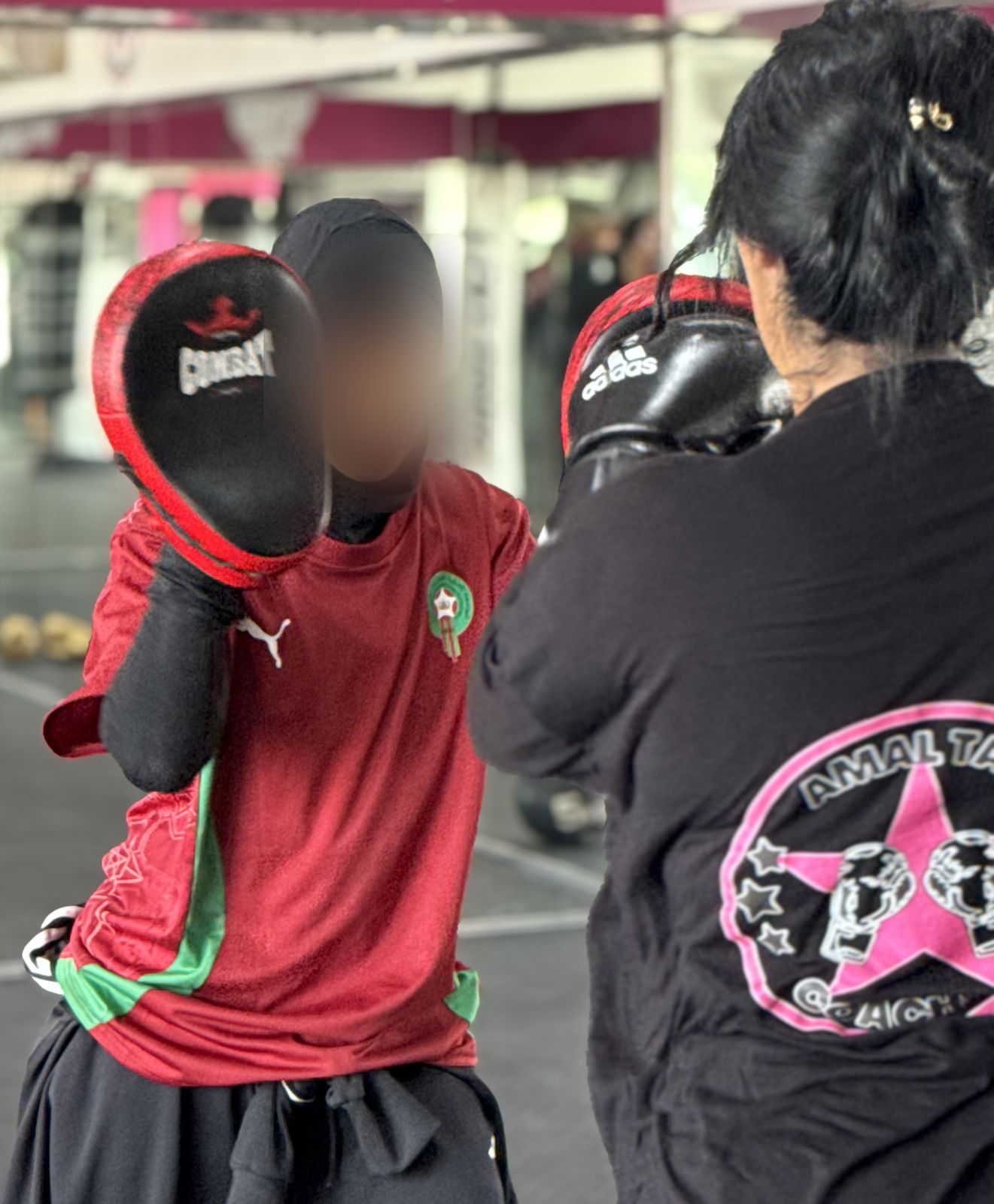 Coach Amal aux pattes d'ours avec une élève